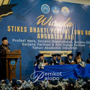 staf-ahli-kesra-hadiri-wisuda-stikes-bhakti-pertiwi-luwu-raya
