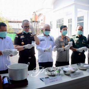 Staf Ahli menghadiri Pemusnahan Pemusnahan Barang Bukti Perkara Tindak Pindana Umum Yang Telah Memiliki Kekuatan Hukum Tetap (INKRACHT)
