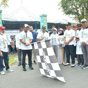 wakil-wali-kota-palopo-melepas-peserta-jalan-sehat-hari-amal-bakti-kemenag-palopo