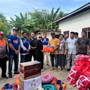 beri-semangat-wali-kota-palopo-sambangi-korban-kebakaran