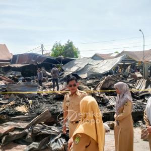 pj-sekda-palopo-meninjau-lokasi-kebakaran-di-pasar-andi-tadda