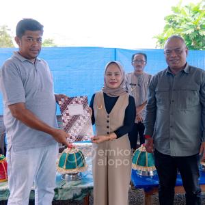 Wali Kota Palopo serahkan bantuan Combine Harvester kepada Kelompok Tani