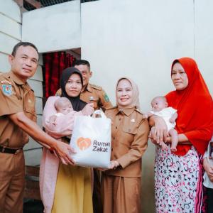 bersama-bkkbn-sulsel-wali-kota-palopo-salurkan-bantuan-sembako-nagi-warga-beresiko-stunting