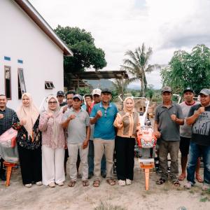wali-kota-palopo-serahkan-bantuan-6-hand-traktor-kepada-kelompok-tani