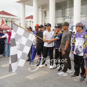 Plh. Sekda Palopo melepas Peserta Jalan Santai dan Senam Sehat HUT PGRI dan Hari KORPRI