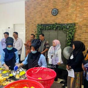 pastikan-kelancaran-mbg-kepala-perwakilan-bkkbn-provinsi-sulsel-melakukan-kunjungan-di-palopo