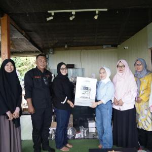 Wali Kota Palopo menyerahkan bantuan untuk UKM di Mungkajang