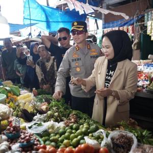 Jelang Nataru, Wali Kota Palopo melakukan Operasi Pasar di PNP dan Pasar Andi Tadda