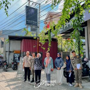 Pemkot Palopo Turunkan Reklame Tak Berizin