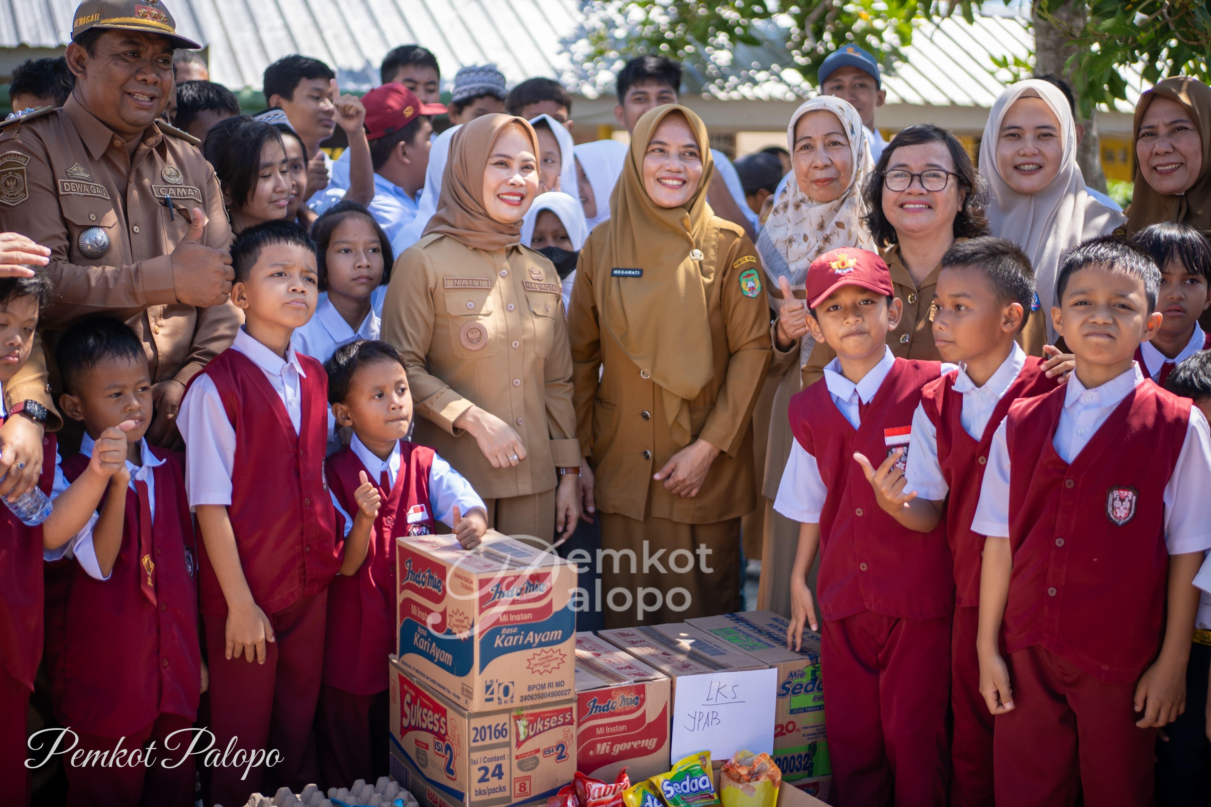 wali-kota-palopo-kunjungi-dan-serahkan-bantuan-untuk-lks