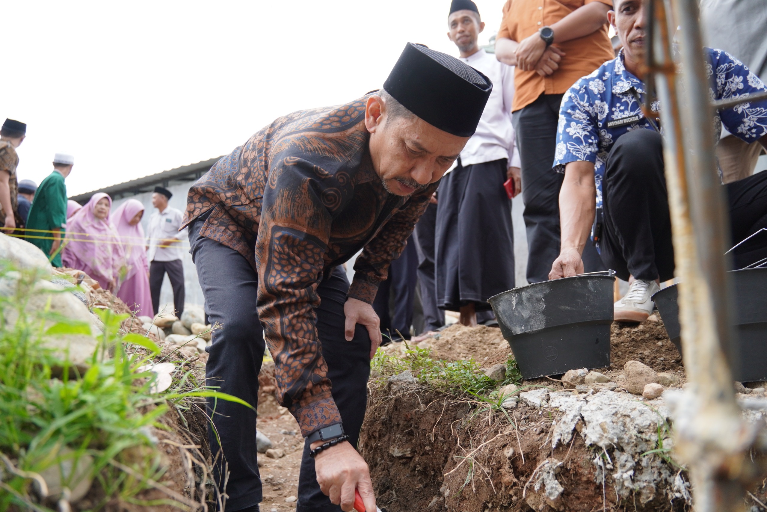 Pj Wali Kota Palopo Letakan Batu Pertama Renovasi Masjid Baiturrahman Mungkajang